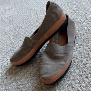 COCLICO | Gentian Flat in Fog Gray | Size 38.5 (US 8/8.5)
